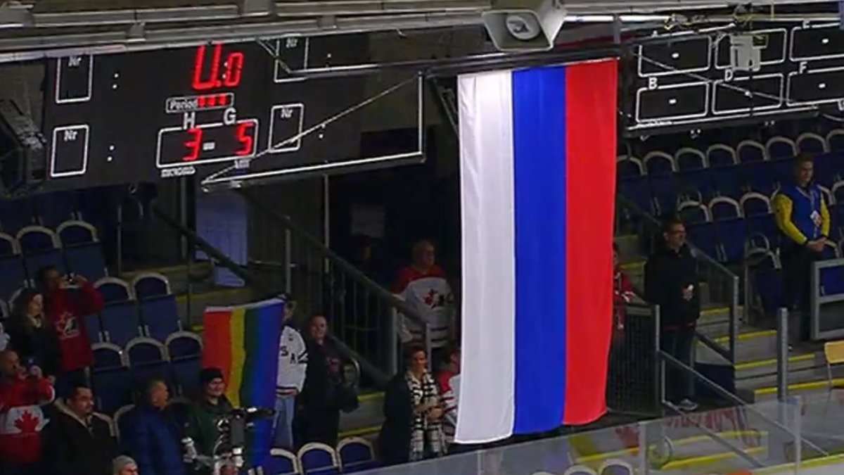 Ryssland hade precis vunnit JVM-kvartsfinalen mot USA – då skymtades en prideflagga i bakgrunden. 